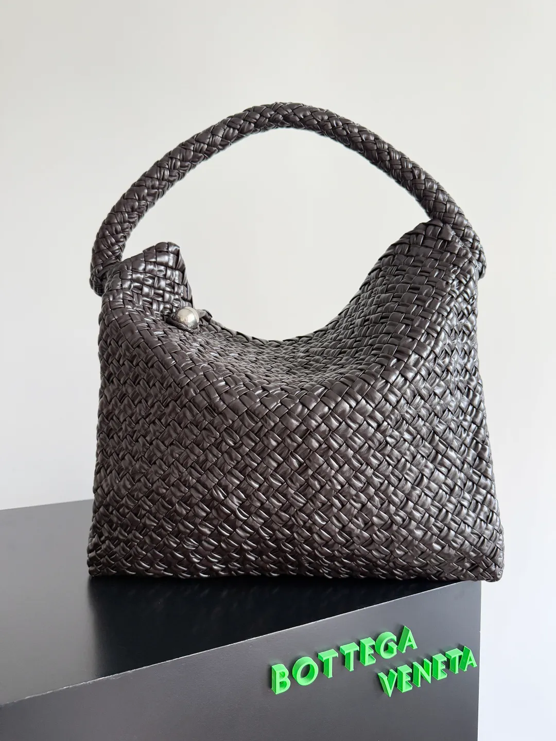 Batch 5760 BOTTEGA VENETA new product large Tosca Baci Baci means Kiss in Italian. Different from the previous Tosca style, this time the entire handbag presents a triangular shape design, and the handle is also designed with a single handle. The delicateness of each stitch of the craftsman's weaving, and the warmth of the handwork are like freshly baked bread! This is a bag that only experienced craftsmen can weave. The lightweight material and large capacity make it easy to carry whether you are an office worker or a student party😍Not only that, this bag is full of fashion, making you the center of attention whether it is a daily outing or an important occasion👀 Style number: 765373 Size: 46*34.5*13.5cm